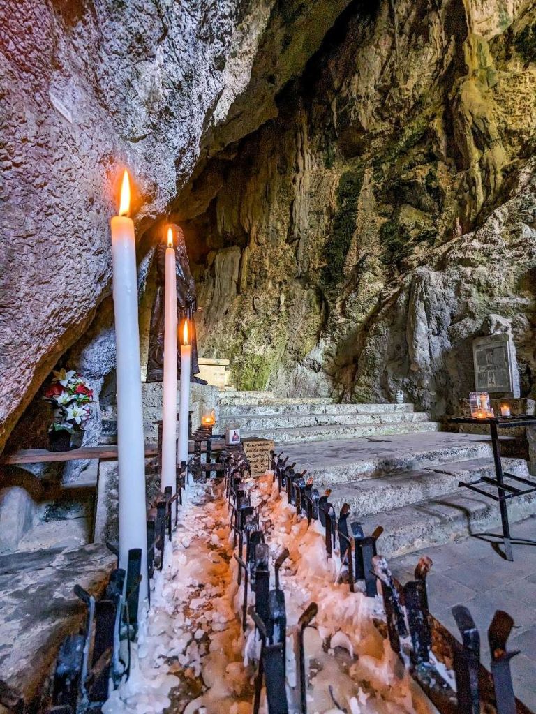 Francia - Gorges de Galamus - Capilla de Saint Antoine desde dentro, detalles
