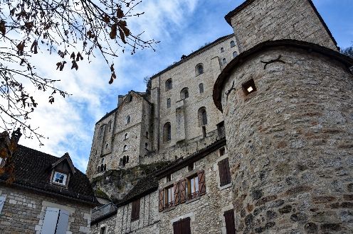 Aquitania - Lot - Rocamadour - Fachada del antiguo palacio episcopal desde el pueblo
