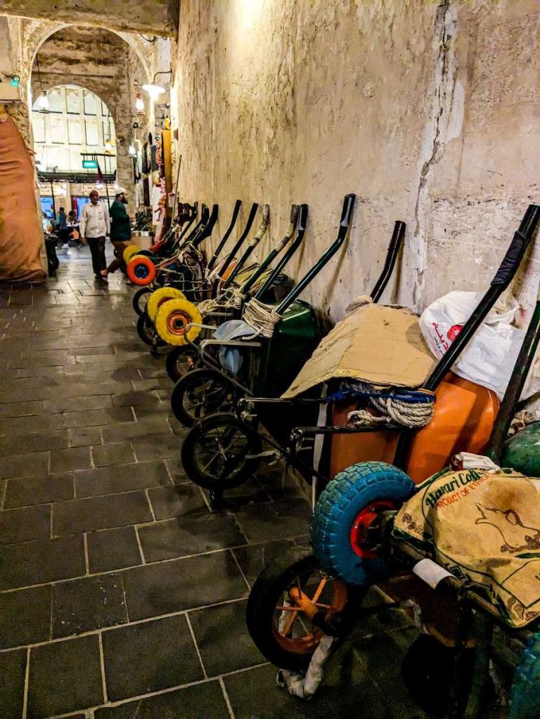 Doha - Souq Waqif - Imagen de carretillas apiladas dentro del zoco