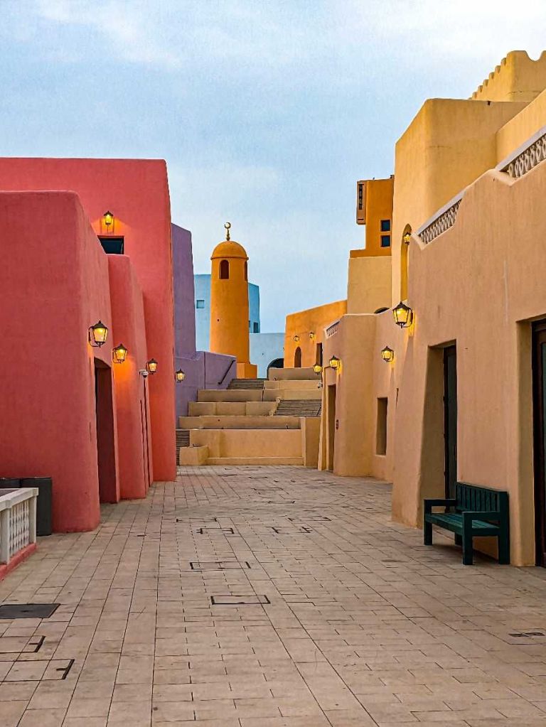 Doha - Mina district - Calles interiores coloridas