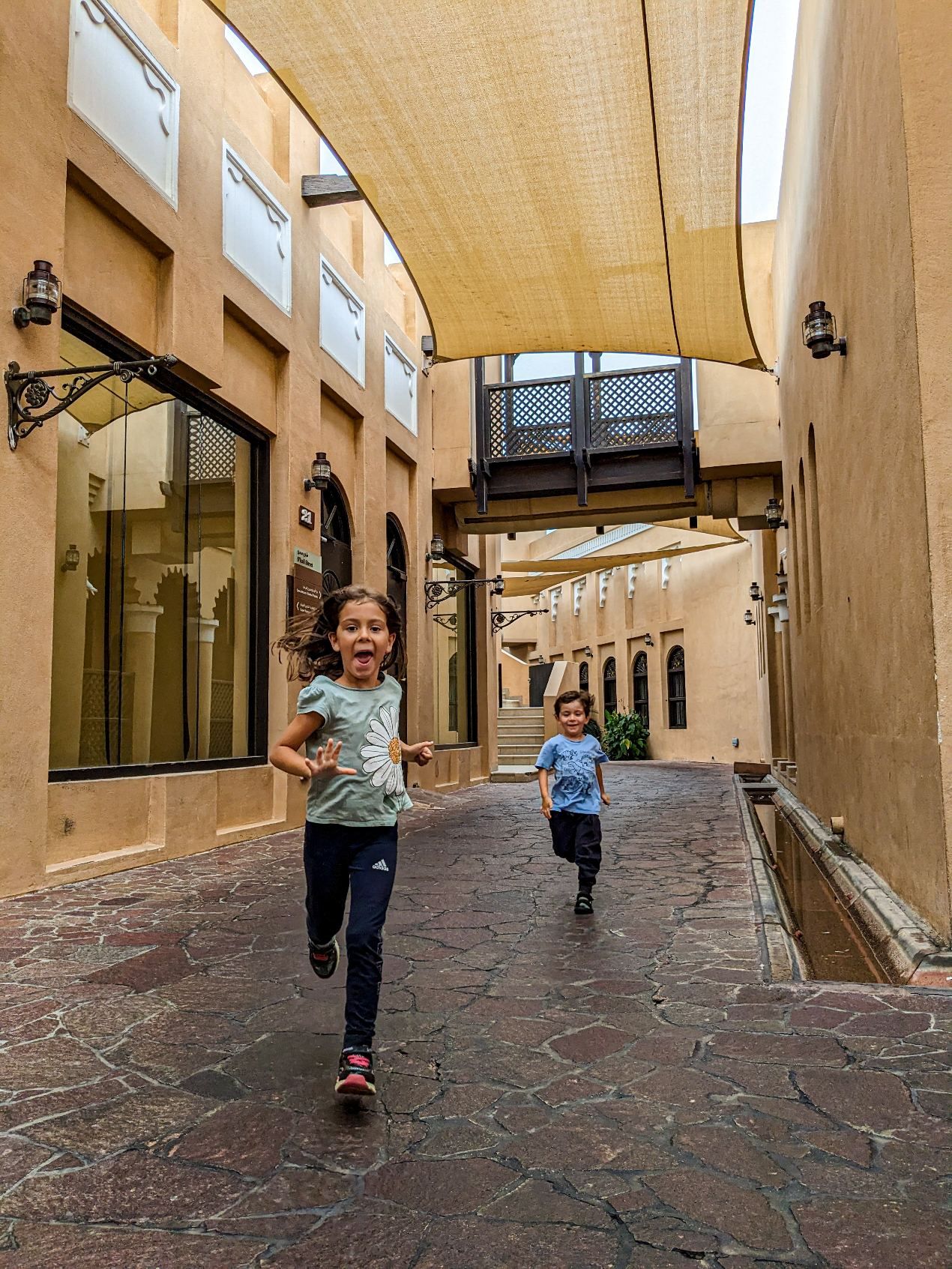 Doha - Katara - Zona interior de Katara, niños jugando
