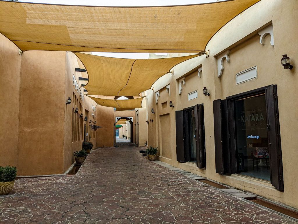 Doha - Katara - Zona interior de Katara, con tiendas y galerías