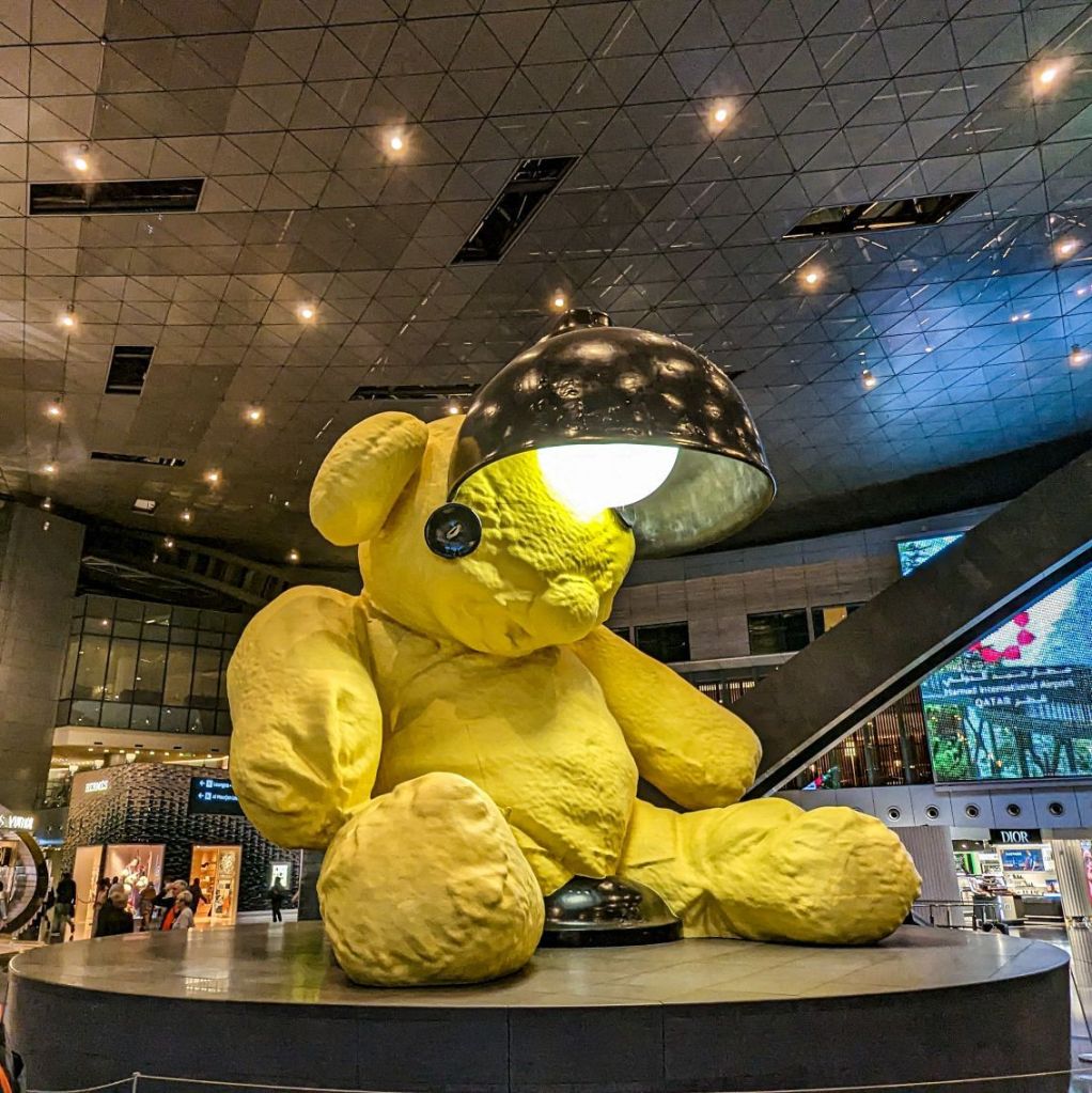 Escala en Doha aeropuerto - Monumento de oso inmenso