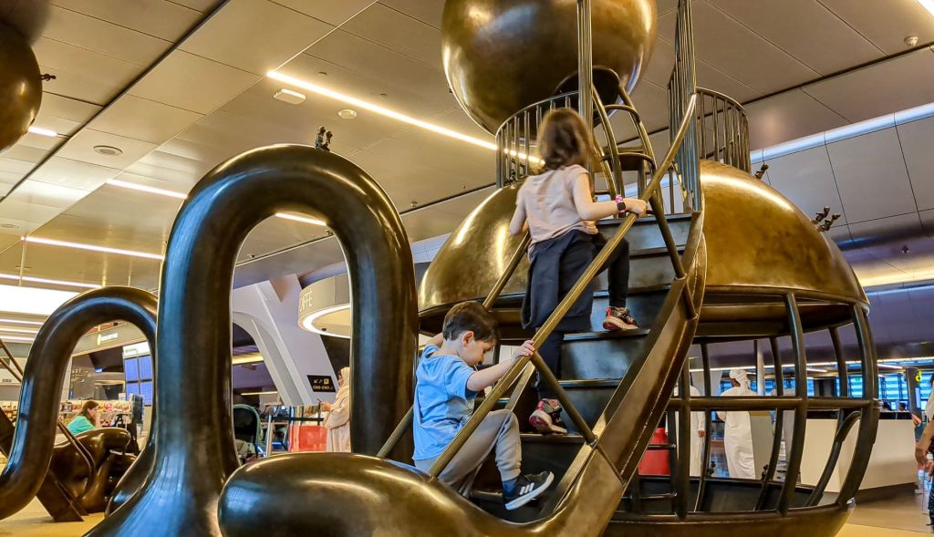 Escala en Doha aeropuerto juego para niños