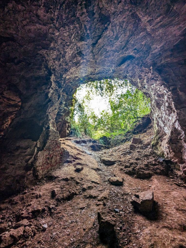Baix Llobregat - Vallirana - Can Bogunyà - imatge de la cova des de dins