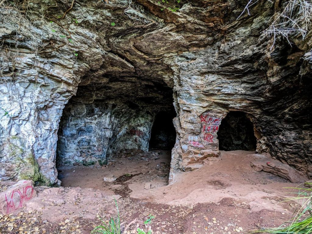 Baix Llobregat - Vallirana - Can Bogunyà - imatge de la cova des de la porta