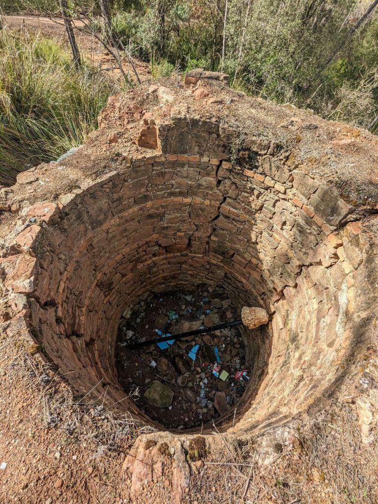 Baix Llobregat - Vallirana - Can Bogunyà - Forn de calç des de dalt