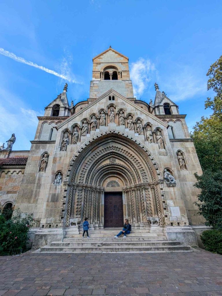 Castillo de Vajdahunyad - Budapest - iglesia del interior del castillo