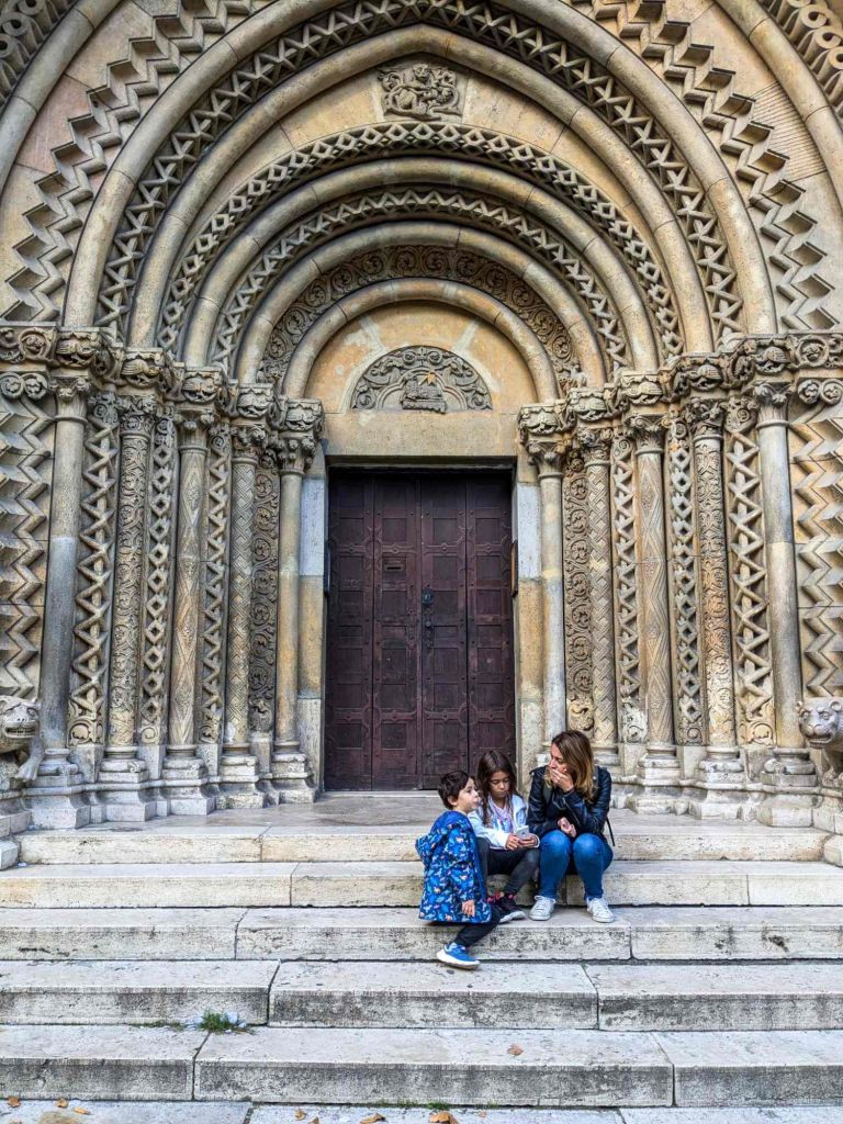 Castillo de Vajdahunyad - Budapest - Vista de la puerta de una iglesia del recinto