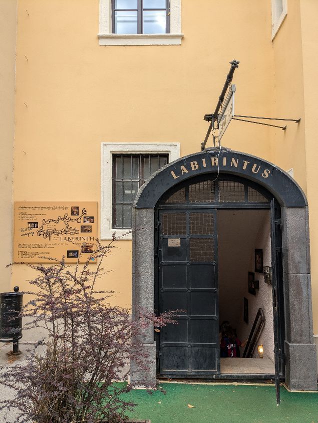 Budapest - Laberinto del castillo de Buda - Puerta principal desde la calle