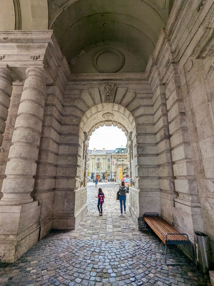 Budapest - Castillo de Buda - Acceso al patio de los leones