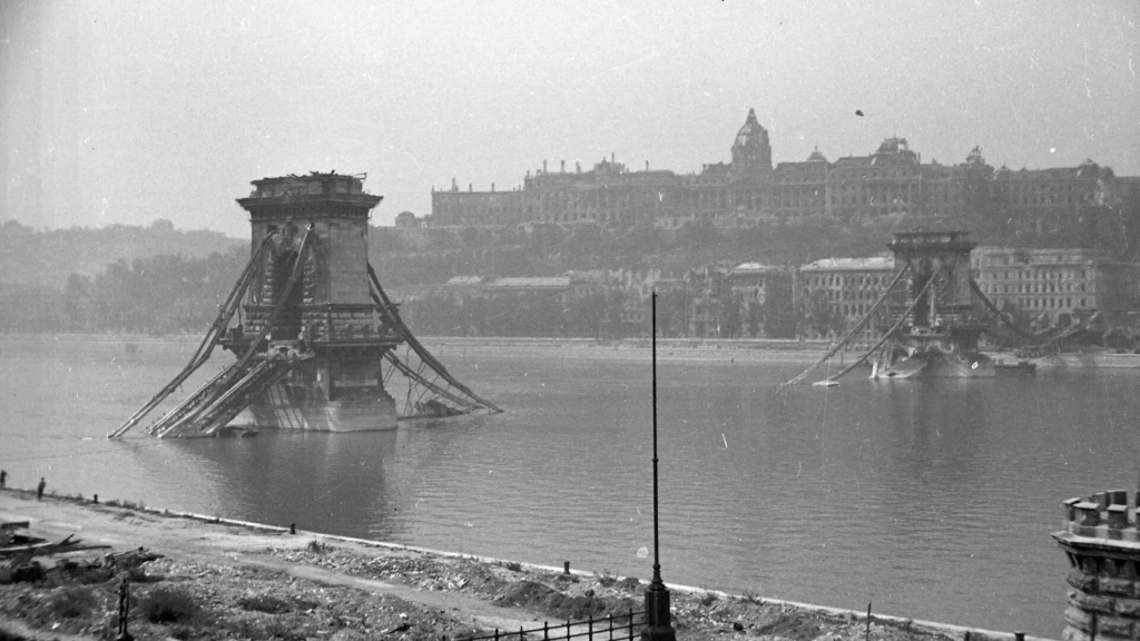 Budapest - Puente de las cadenas en la segunda guerra mundial