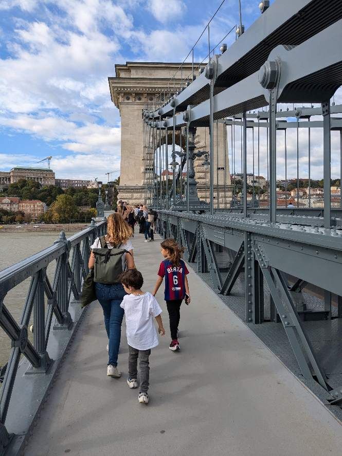 Budapest - Caminando por el Puente de las cadenas