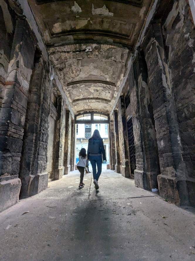 Budapest - Lidia y Berta caminando por el Gueto judío