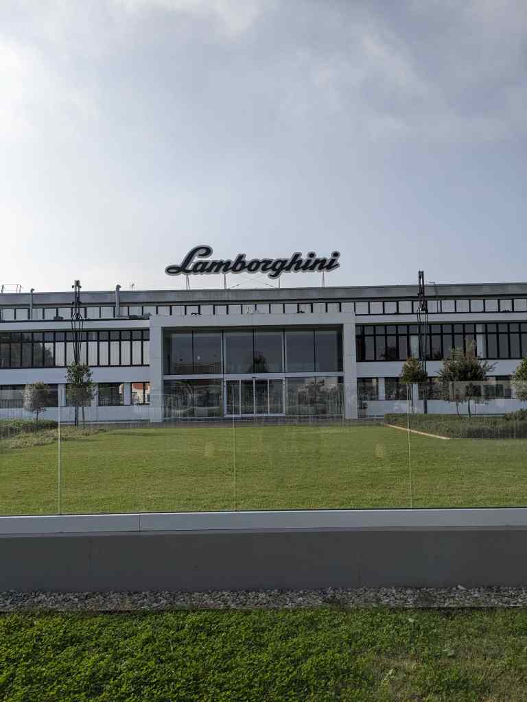 Imagen del exterior de la sede central y museo de Lamborghini