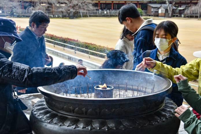 Nara - Templo de Todai Ji, ritual en la misma puerta quemando incienso