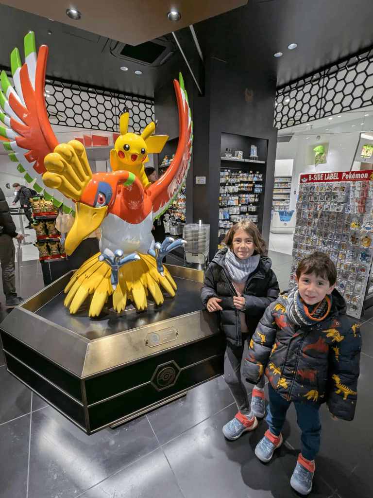 Pol y Berta en el centro de Pokemon de Kyoto