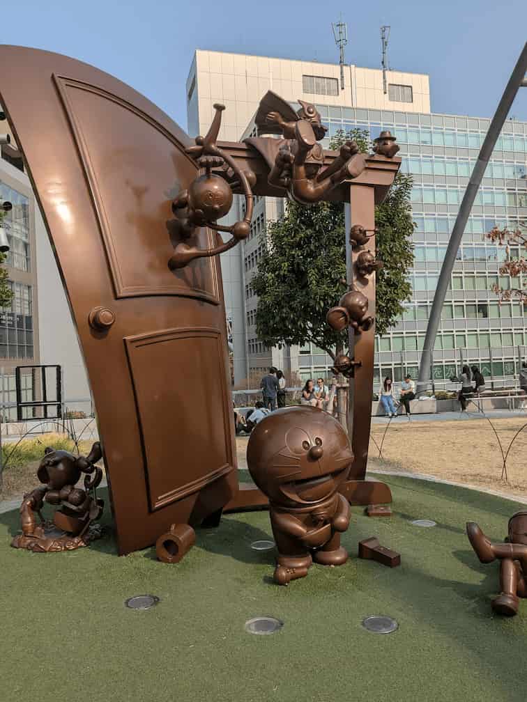 En el jardín del tejado del centro comercial encontramos esta estatua de Doraemon