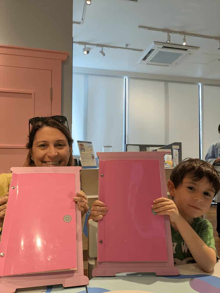 Cartas de Restaurante Doraemon con forma de puerta mágica